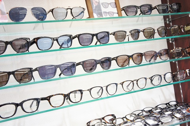 ミナミメガネは「四国最大級」の品揃えを誇る展示数です