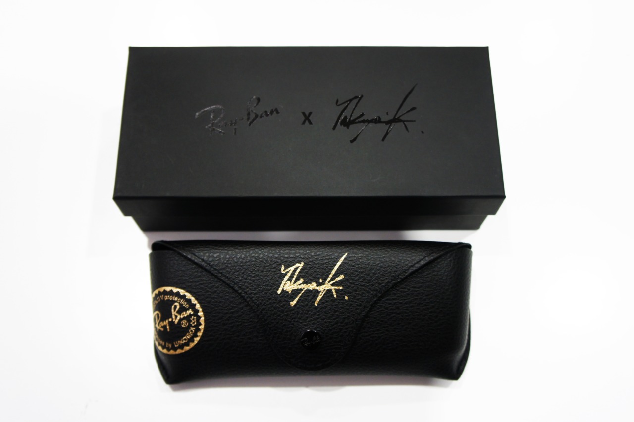 既存のブラックレイバンケースデザインにサインが刻印されたケースと専用の化粧箱