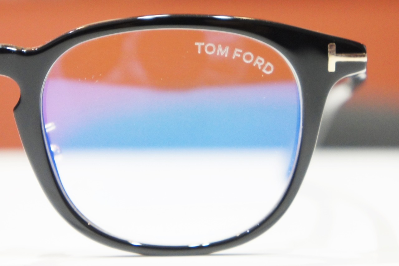 トムフォードの小ぶりなクラシカルメガネ「TF5725-D-B」を入荷しました 