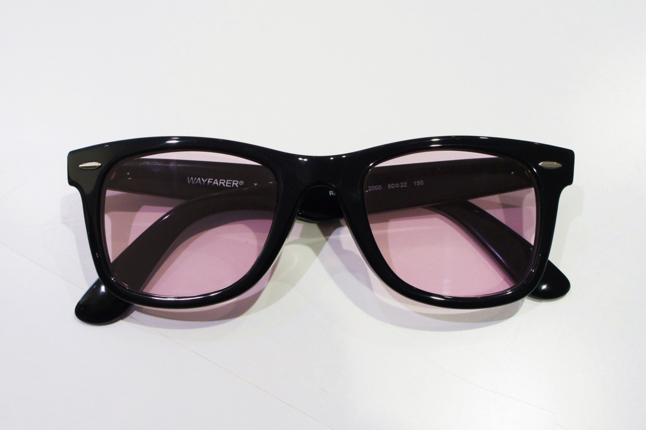 ピンクのフラットレンズ搭載のサングラス