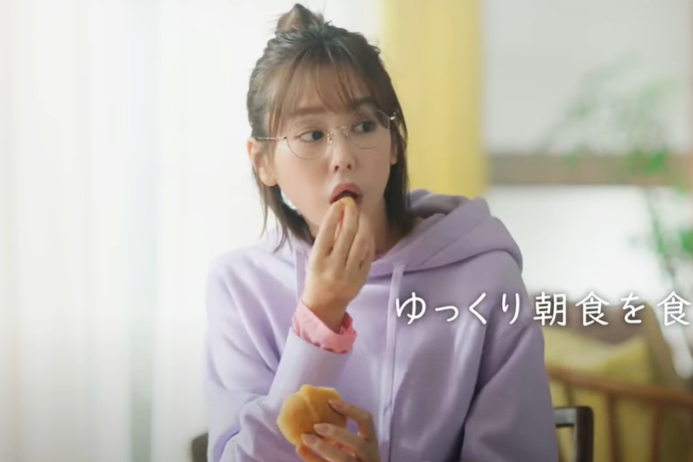 CM「ホームメイト」で桐谷美玲さんが着用イブアンブルー「PHLOX」のメガネ