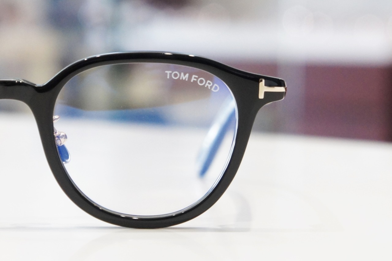 トムフォードのメガネ「TF5857-D-B」のレンズ