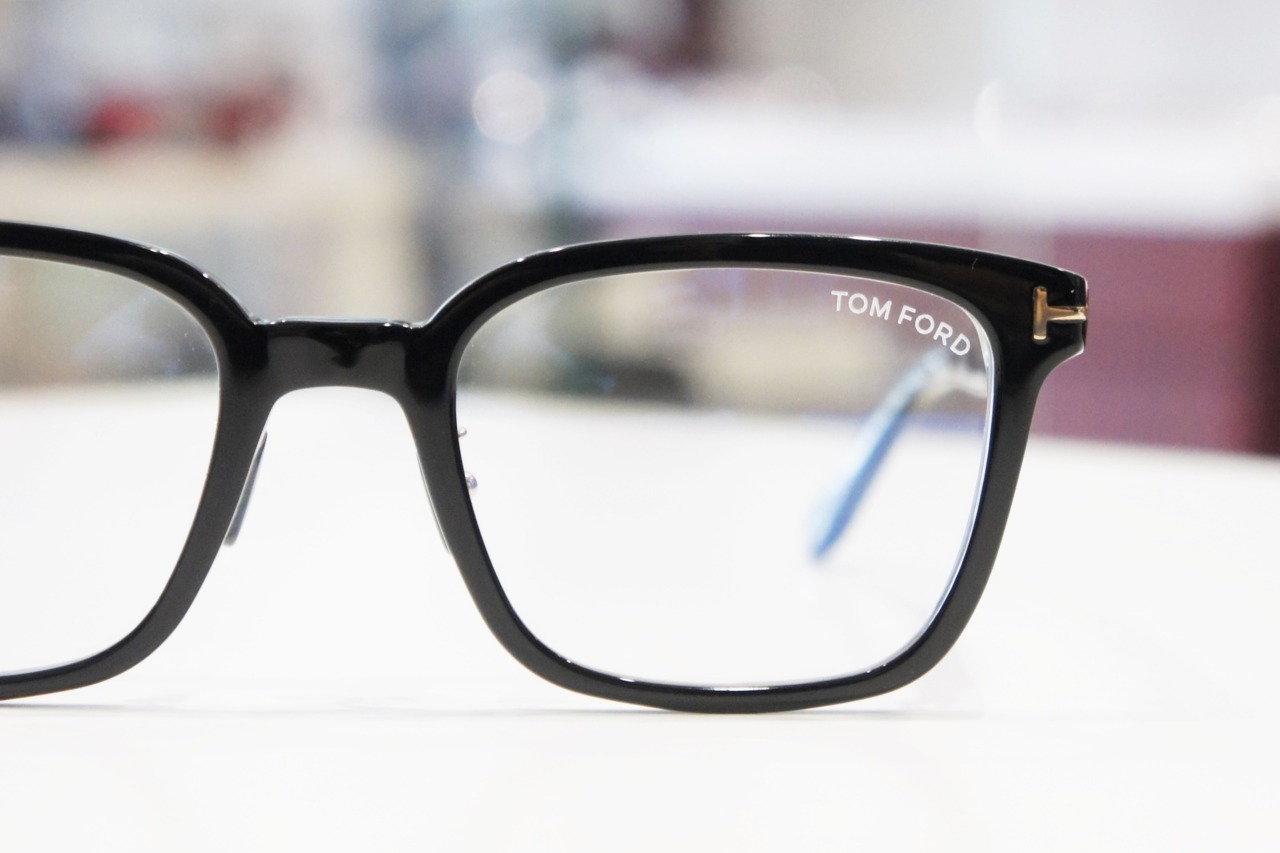 トムフォードの日本限定メガネ「TF5859-D-B」の純正レンズ