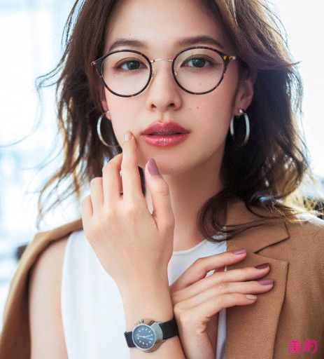 2019年9月号のファッション誌「美的」で掲載された森絵梨佳さんのメガネ姿