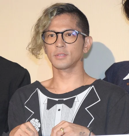 窪塚洋介さんとの初共演映画「アリーキャット」のプレミア上映会で着用したメガネは？