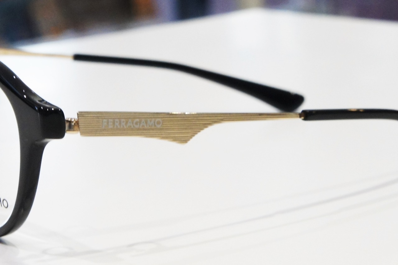 999.9×Salvatore Ferragamoのメガネ「SF9018」のテンプル