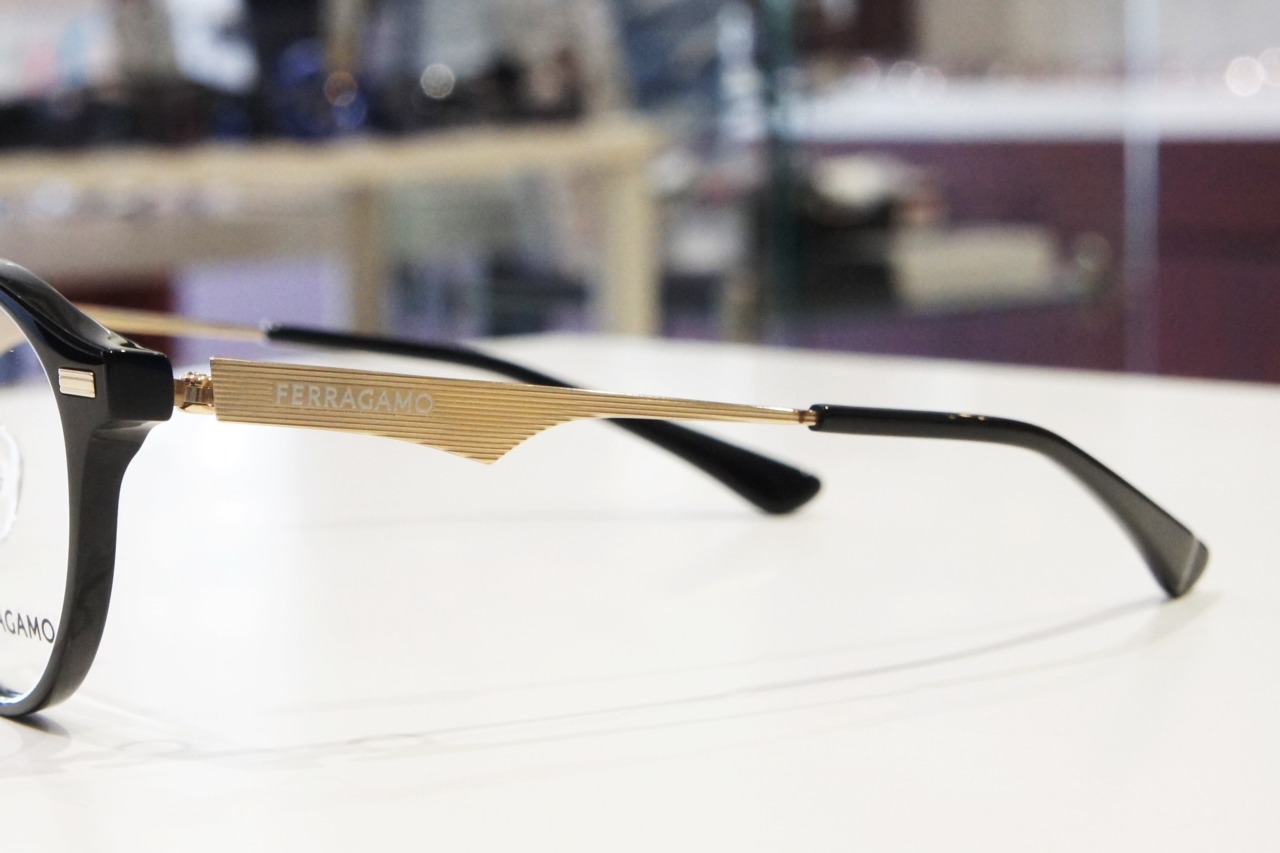 999.9×Salvatore Ferragamoのメガネ「SF9019」のテンプル