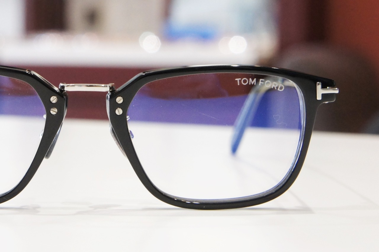 トムフォードのメガネ「TF5862-D-B」のレンズ