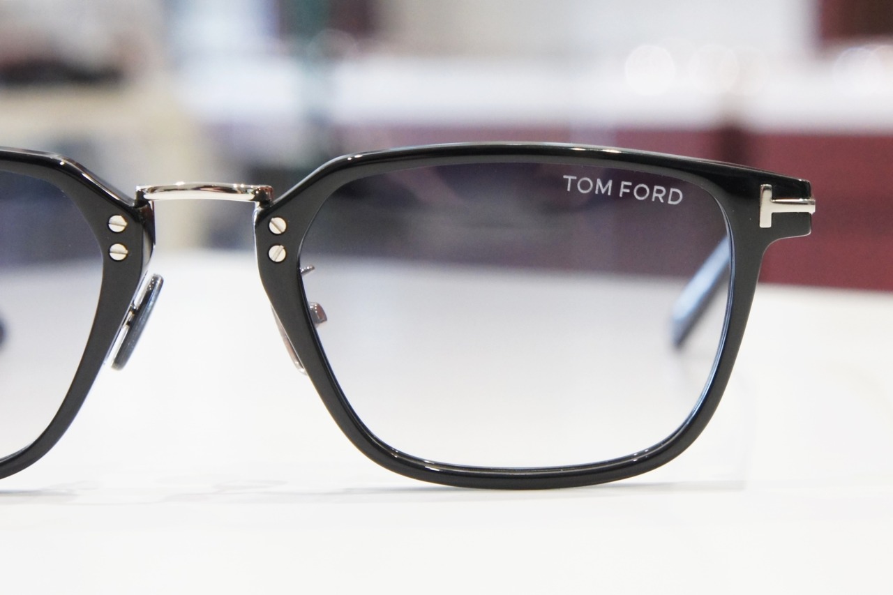 TOM FORDのサングラス「TF1042」のレンズ