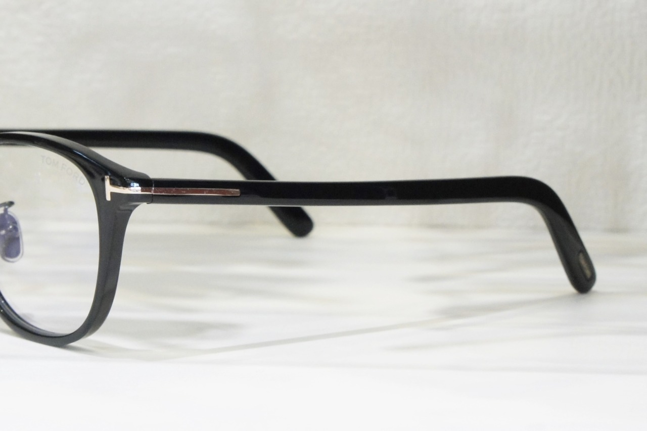 トムフォードのメガネ「TF5919-D-B」のテンプル