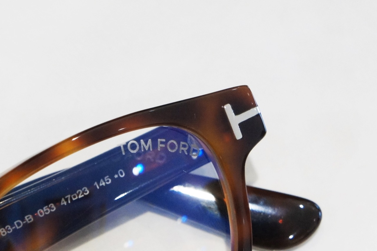 TOM FORDのメガネフレーム「TF5783-D-B」にはブルーライトカットレンズ搭載