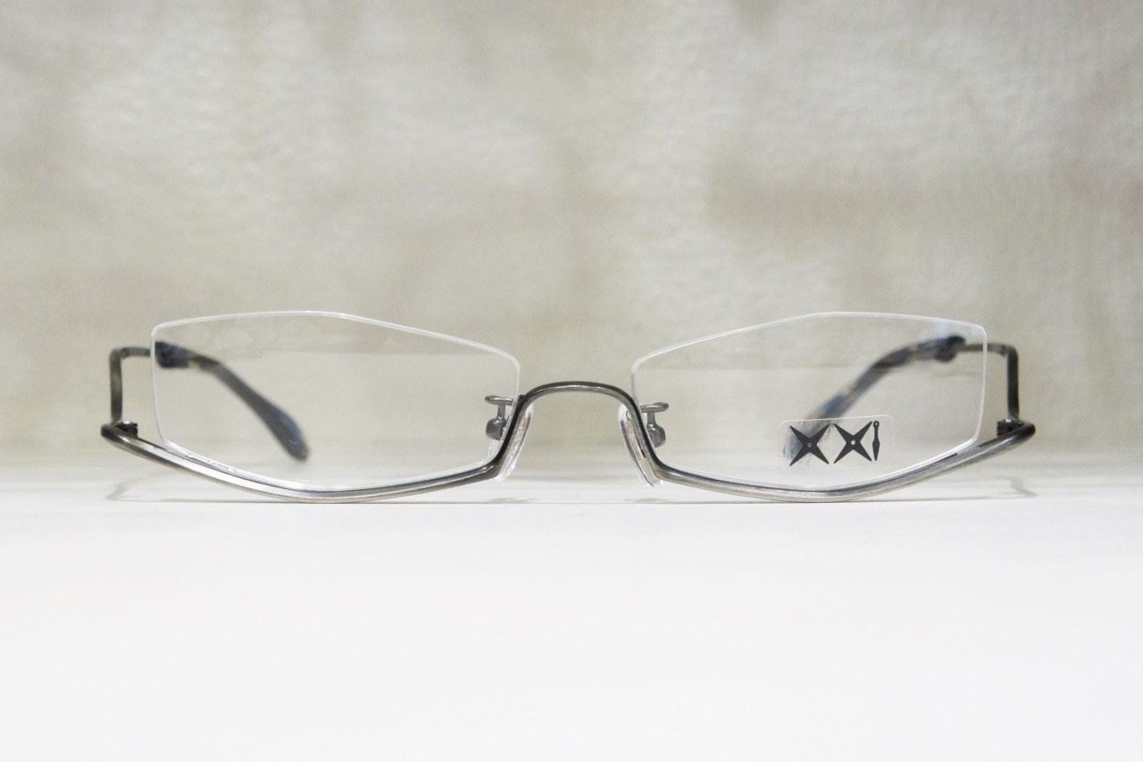1011 by Jun Koga の名作眼鏡「po6po10」のフロント