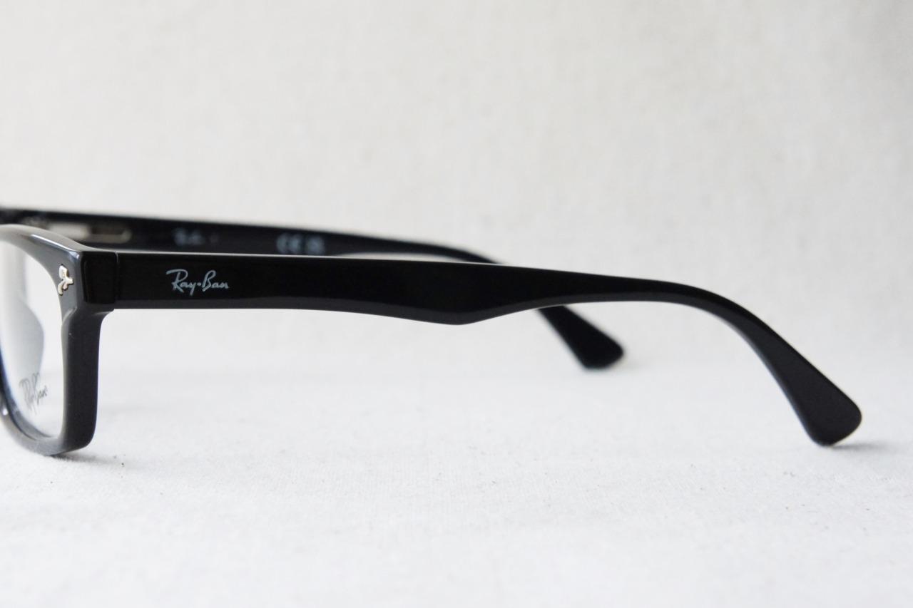Ray-Banの黒縁メガネ「RX5017A」のテンプル