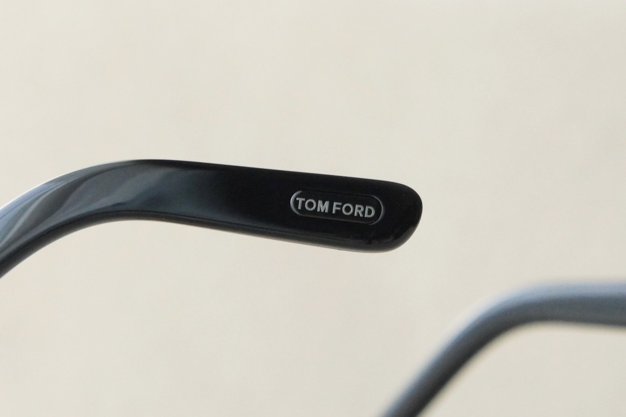 トムフォードのサングラス「TF1050-D」のテンプルエンド