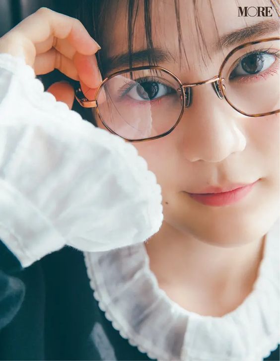 雑誌「MORE」で生田絵梨花さんが着用したメガネブランド