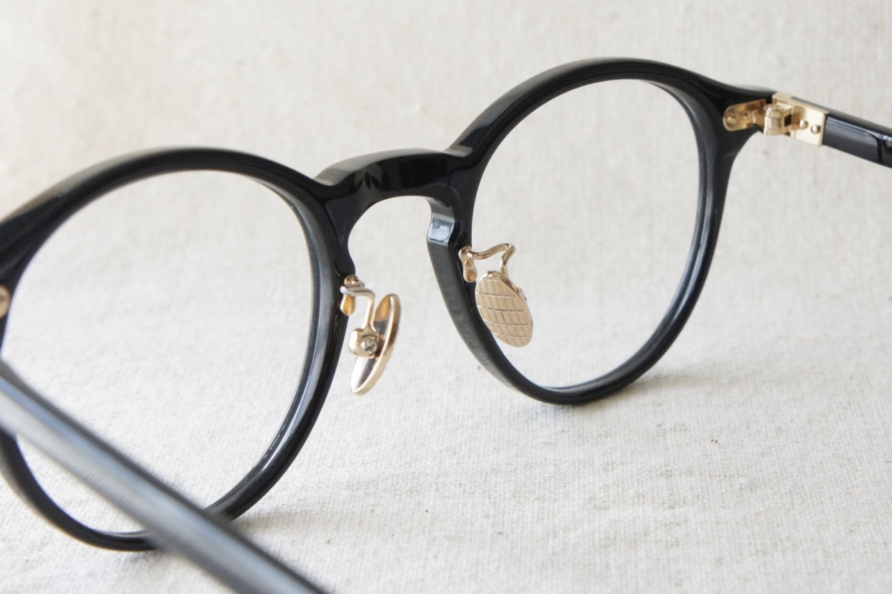 Mr.Gentleman EYEWEAR（ミスタージェントルマンアイウェア）のメガネフレーム「SAGAN」の鼻パッド